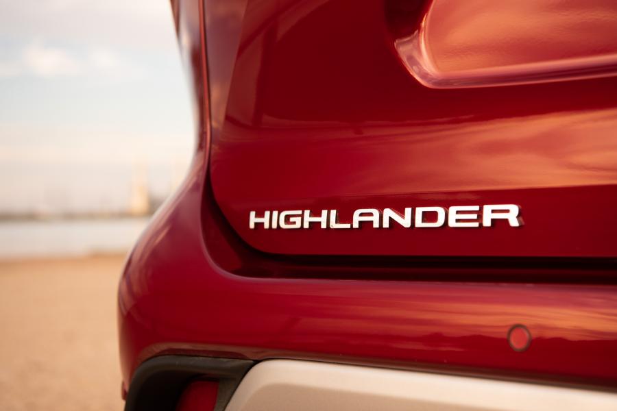 Логотип Toyota Highlander Hybrid Platinum AWD 2019 года  (фото 48 из 67)